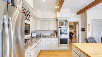 House (5 Bedrooms) | Interior