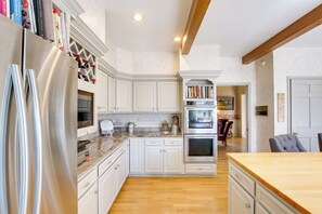 House (5 Bedrooms) | Interior