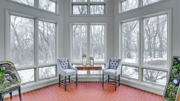 House (5 Bedrooms) | Interior