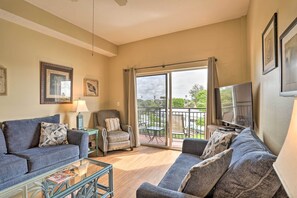 TV, books - Condo w/ Marina Views - Walk to Madeira Beach! (Madeira Beach)