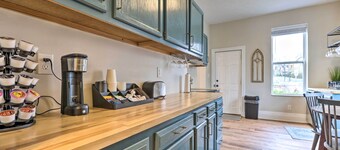 Pet-friendly Condo w/ Deck ~ 3 Mi to Dtwn!