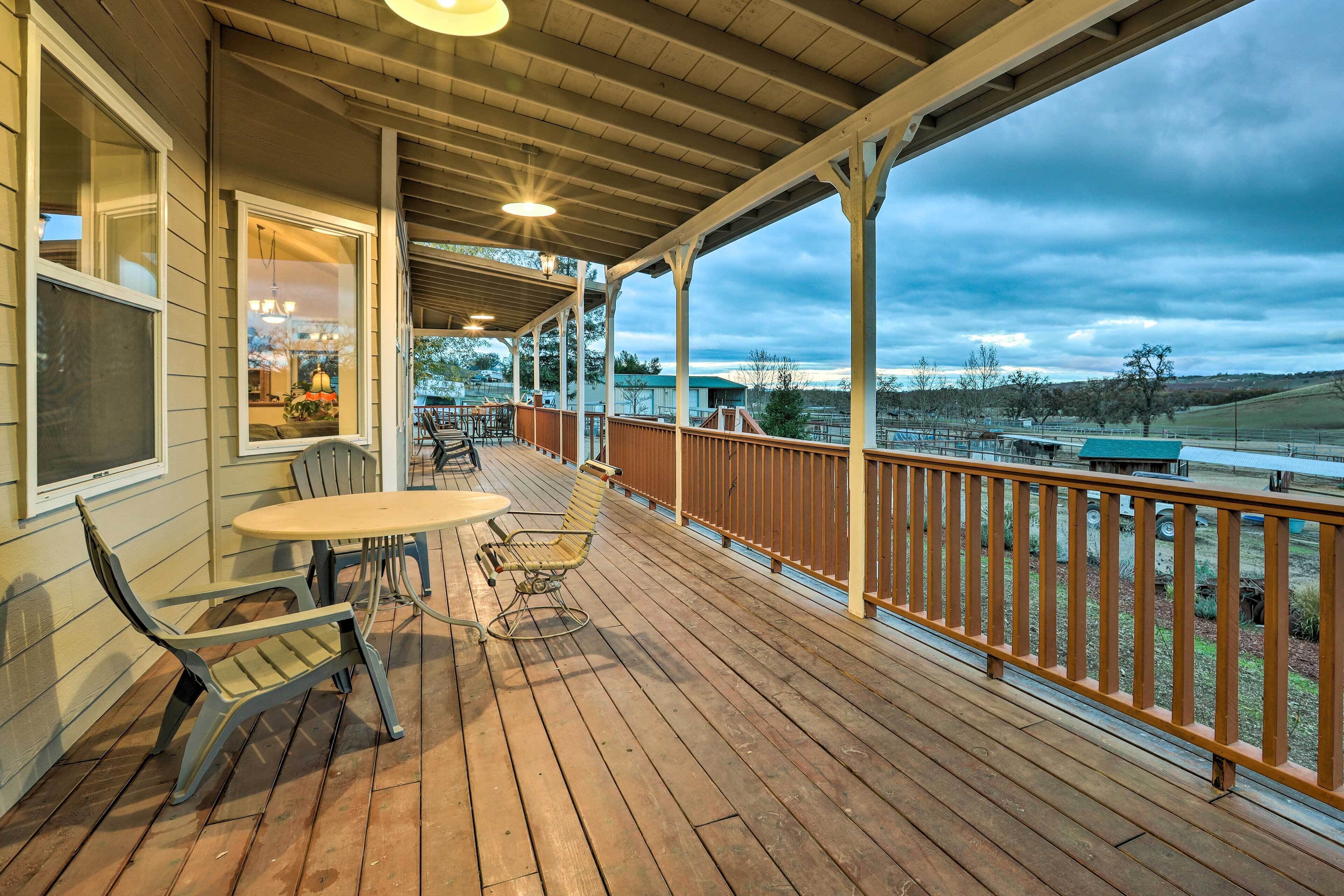 Templeton Ranch w/ Private Hot Tub & Deck!