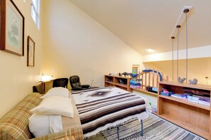 House (4 Bedrooms) | 4 bedrooms, iron/ironing board, free cribs/infant beds, bed sheets - Templeton Ranch w/ Private Hot Tub & Deck! (Templeton)