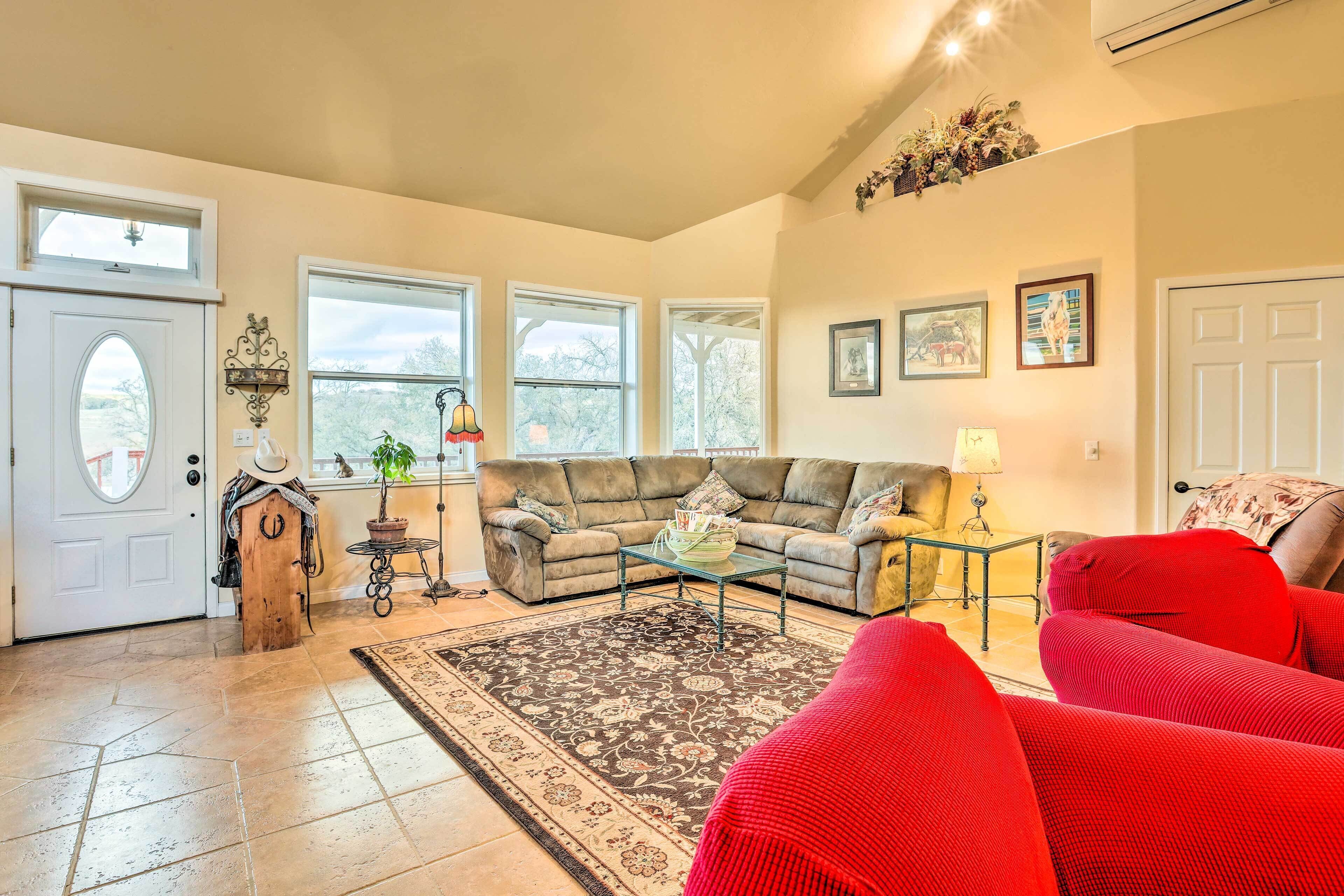 Templeton Ranch w/ Private Hot Tub & Deck!