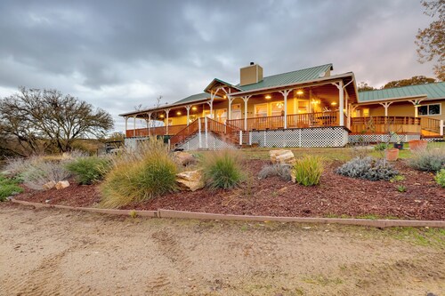 Templeton Ranch w/ Private Hot Tub & Deck!