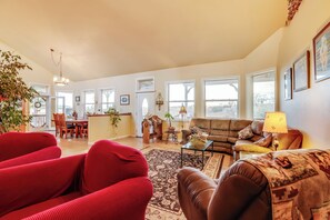TV, fireplace - Templeton Ranch w/ Private Hot Tub & Deck! (Templeton)