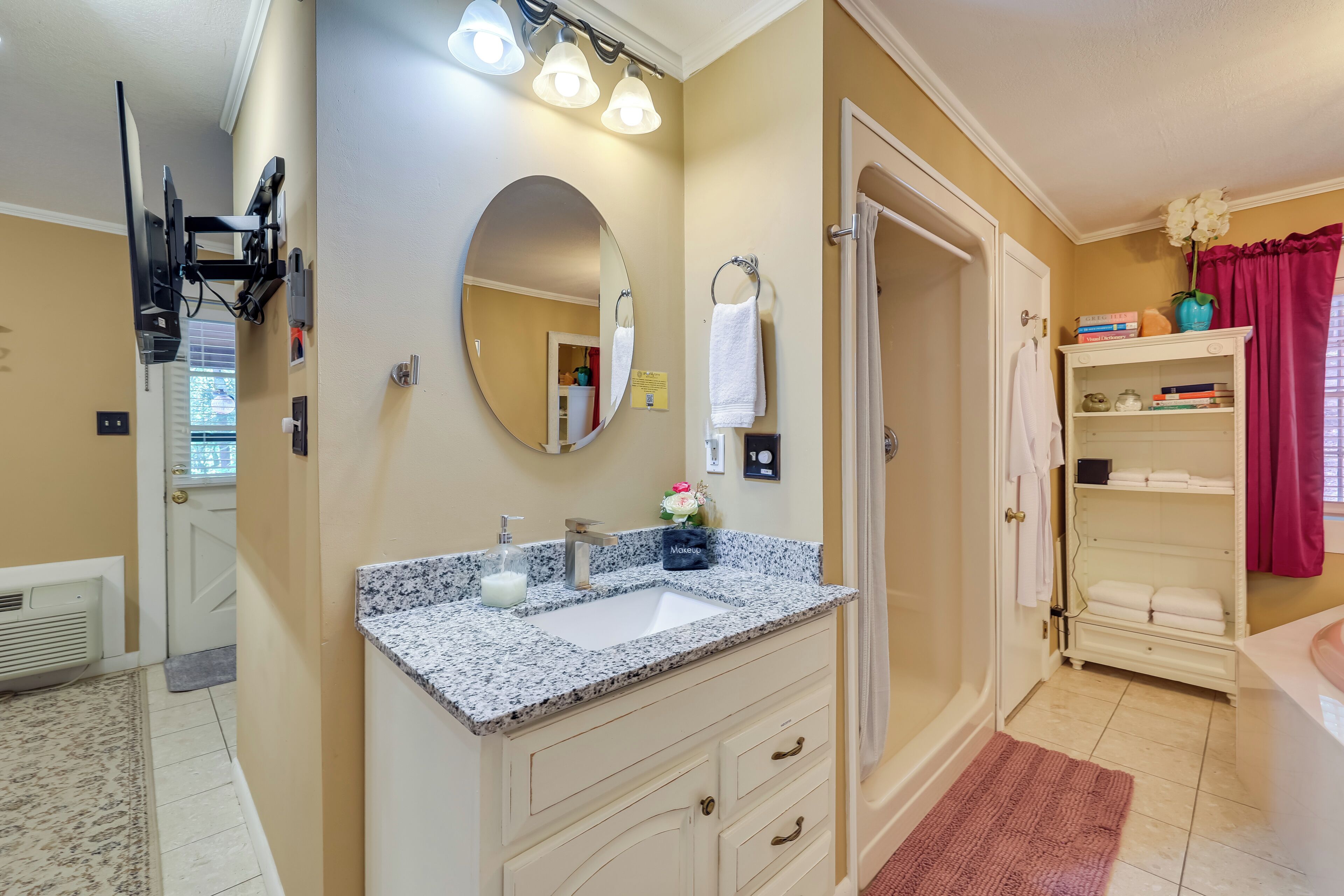 Romantic Eureka Springs Cabin w/ Fireplace!