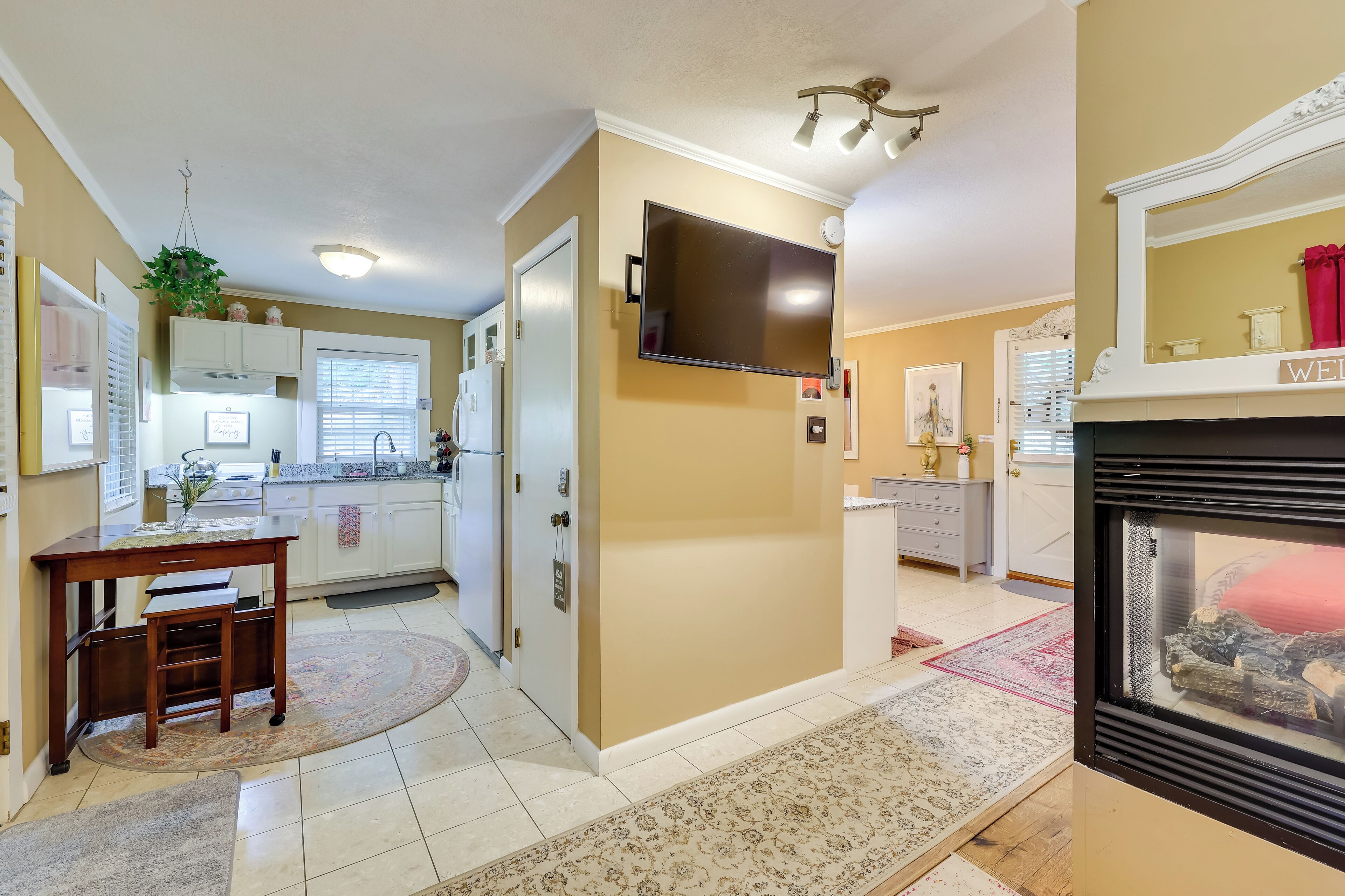 Romantic Eureka Springs Cabin w/ Fireplace!