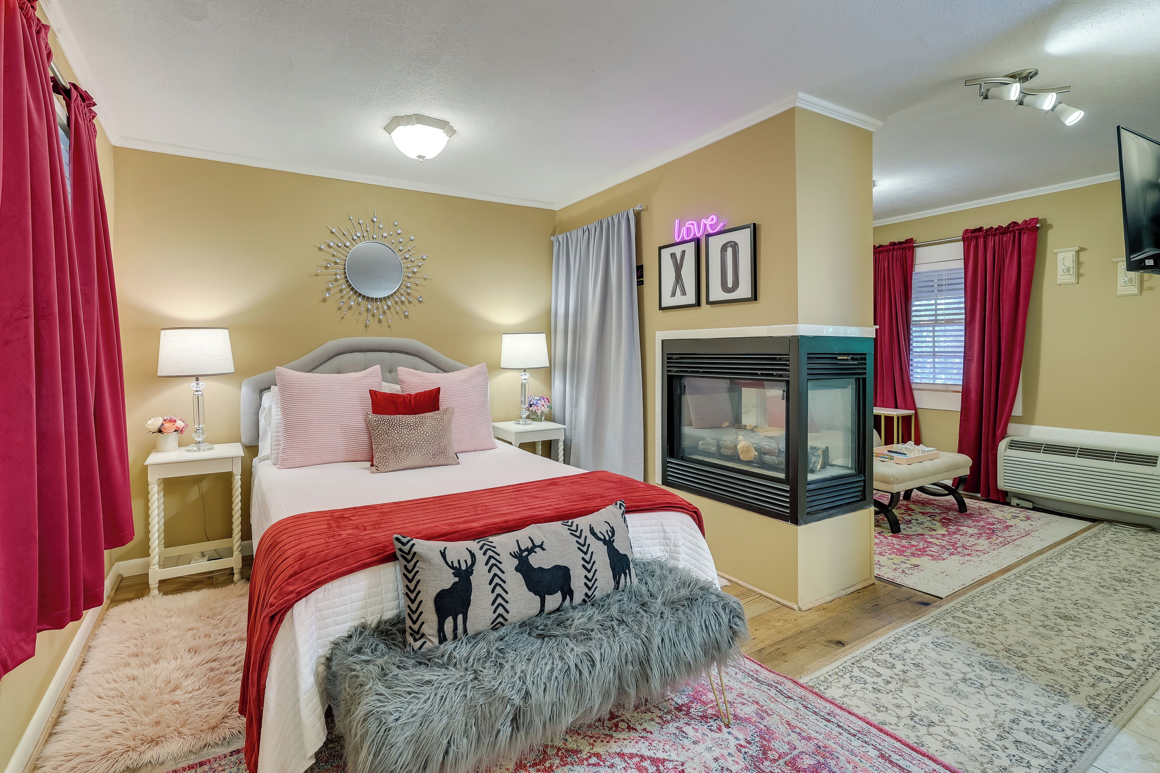 Romantic Eureka Springs Cabin w/ Fireplace!