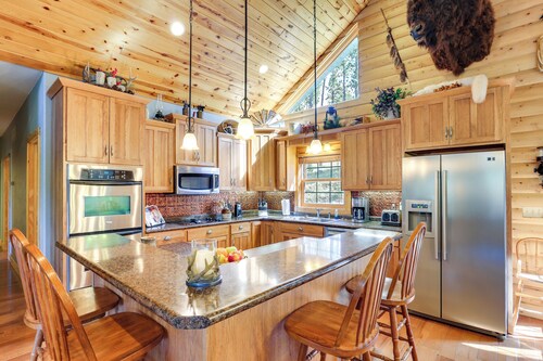 Black Hills Cabin: Hot Tub, Fishing Pond & Deck