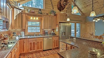 House (6 Bedrooms) | Interior