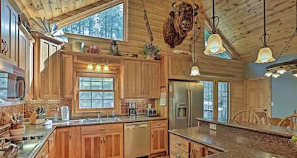 Black Hills Cabin: Hot Tub, Fishing Pond & Deck
