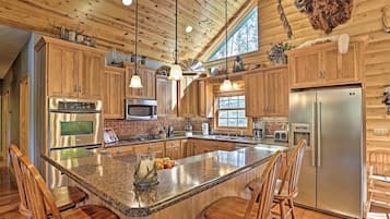 House (6 Bedrooms) | Interior