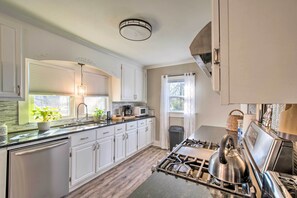 Interior - Modern Florence Getaway w/ Patio & Grill! (Florence)