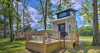3 Mi to Mississippi State: Tiny Home w/ Deck!