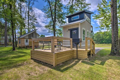 3 Mi to Mississippi State: Tiny Home w/ Deck!
