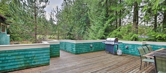 Lopez Island Hideaway w/ Coastal Views + Deck!