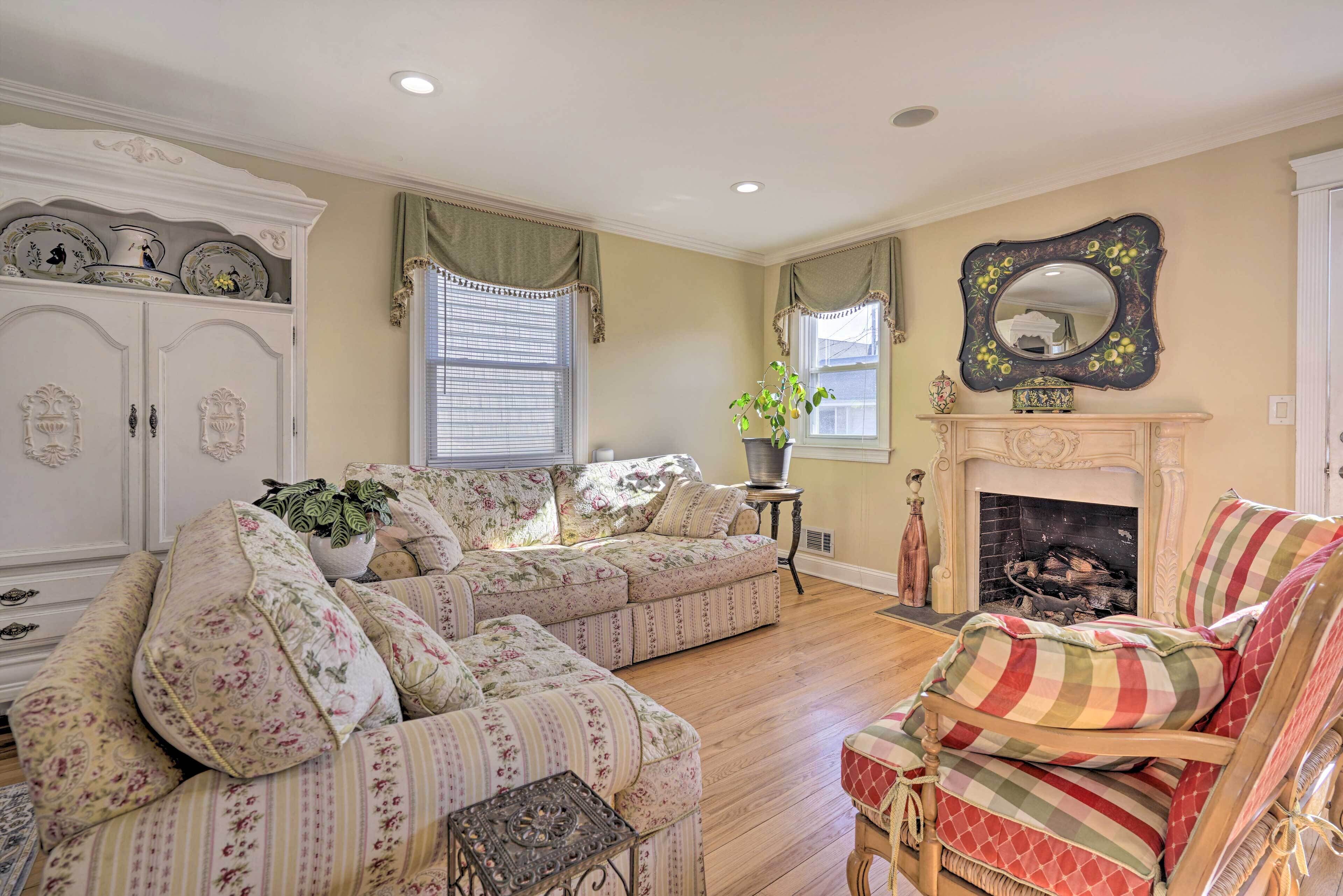 TV, fireplace