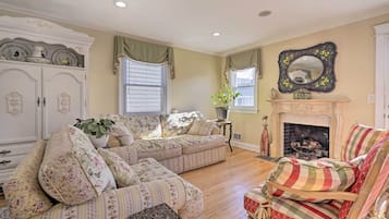 TV, fireplace