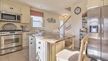 House (3 Bedrooms) | Private kitchen | Microwave, oven, stovetop, dishwasher