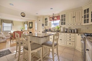 House (3 Bedrooms) | Private kitchen | Microwave, oven, stovetop, dishwasher