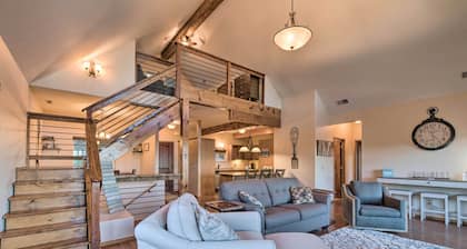 Pet-friendly Branson West Lodge w/ Hot Tub!