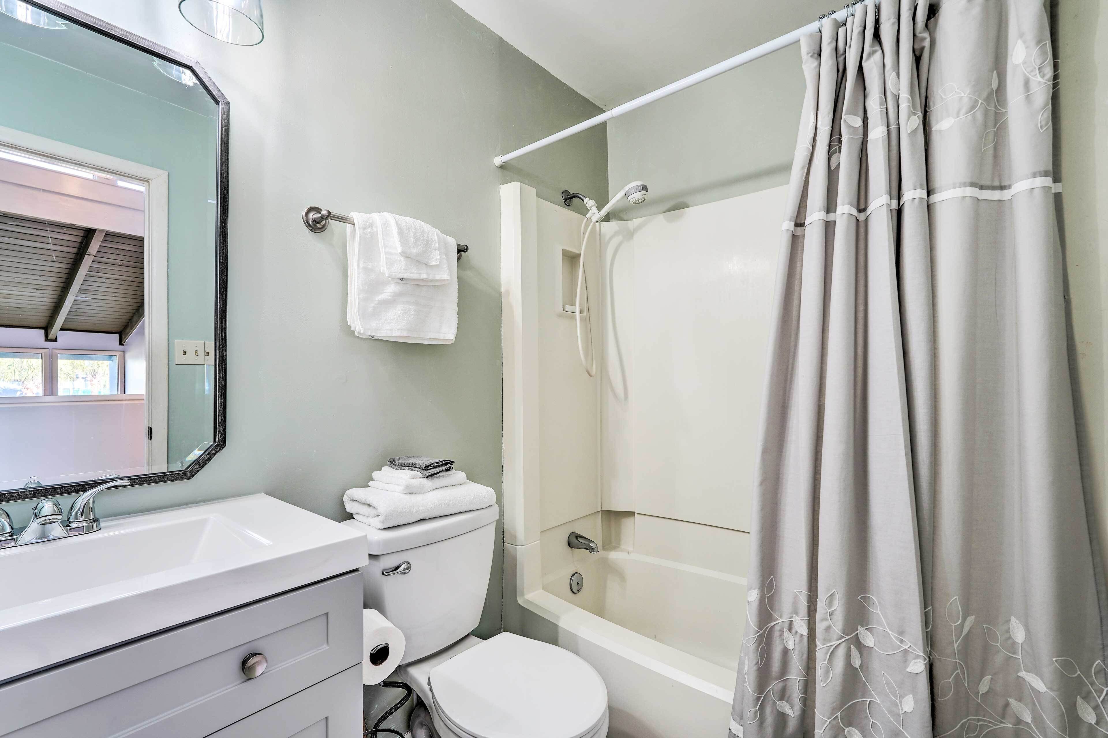 Ein Badezimmer mit Waschbecken, Toilette und Badewanne.