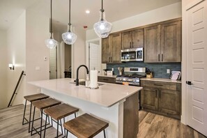 Apartment (3 Bedrooms) | Private kitchen | Microwave, oven, stovetop, dishwasher - Townhome w/ Hot Tub Across From Ski Lifts! (Durango)