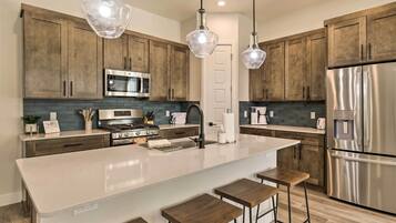 Apartment (3 Bedrooms) | Private kitchen | Microwave, oven, stovetop, dishwasher