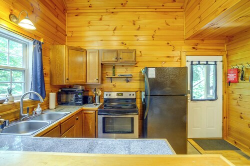Cozy Boone Cabin w/ Deck: Close to Downtown!