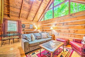 House (2 Bedrooms) | Interior - Homey Sevierville Getaway w/ Hot Tub & Deck! (Sevierville)