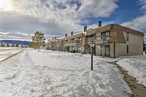 Apartment (2 Bedrooms) | Interior - Walk to Winter Park Bus From Fraser Condo! (Fraser)