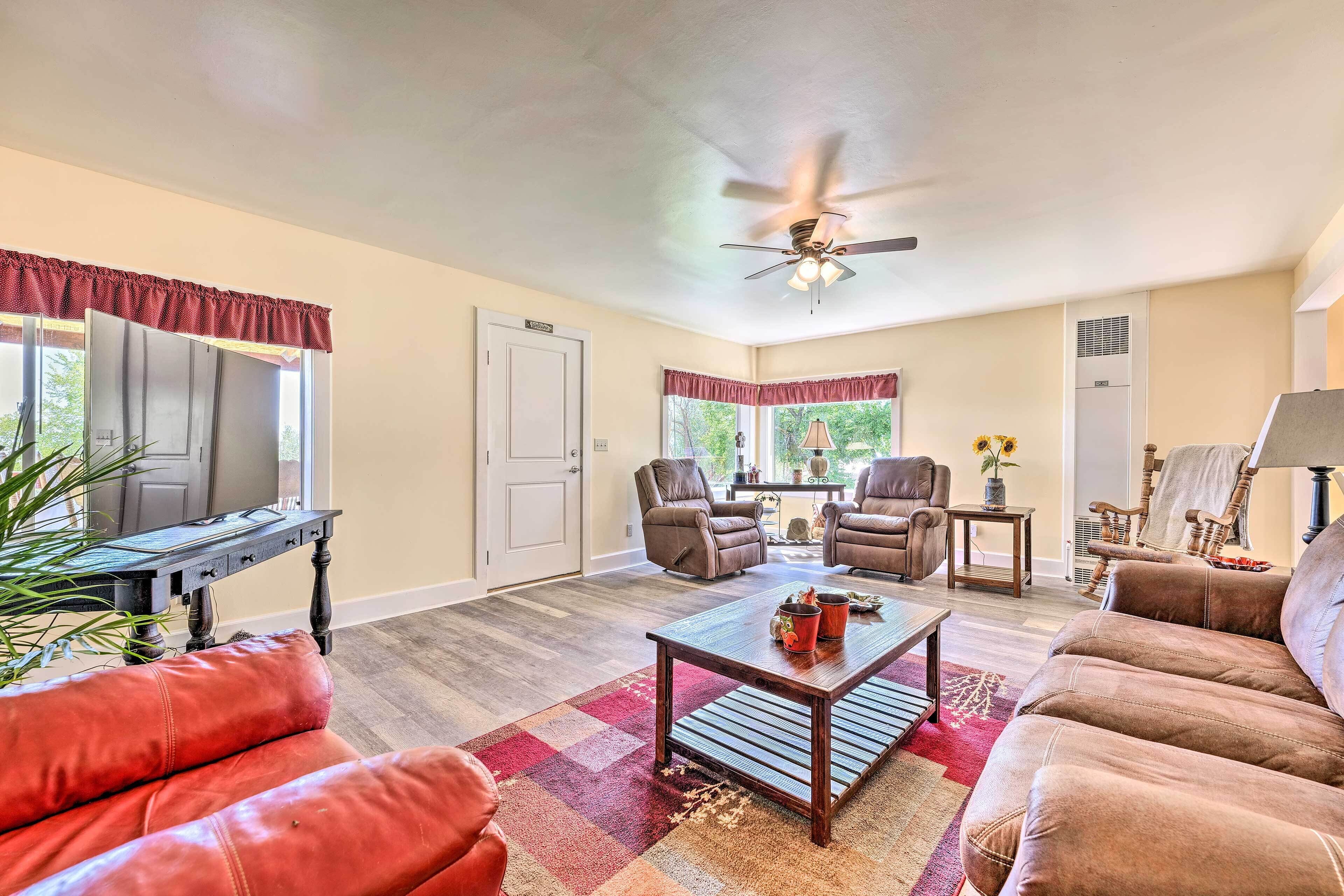 Fisher Springs Home, 12 Mi to Anthony Lake!