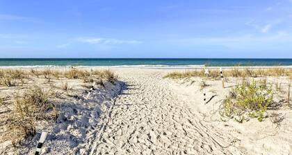 Bradenton Beach Condo w/ Patio: Walk to Ocean!
