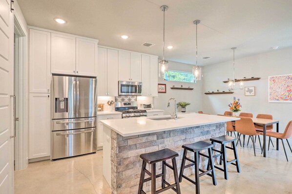 House (4 Bedrooms) | Front of property - Gorgeous Georgetown Home, Walk to the Square! (Georgetown)