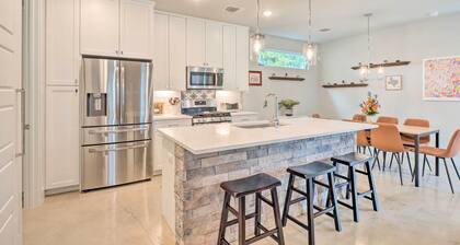 Gorgeous Georgetown Home, Walk to the Square!