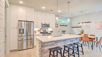 House (4 Bedrooms) | Front of property