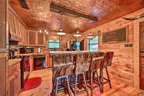Interior - 2 Mi to Choctaw Landing: 'western Daze' Cabin! (Broken Bow)
