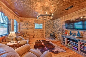 Interior - 2 Mi to Choctaw Landing: 'western Daze' Cabin! (Broken Bow)
