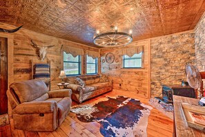 Interior - 2 Mi to Choctaw Landing: 'western Daze' Cabin! (Broken Bow)