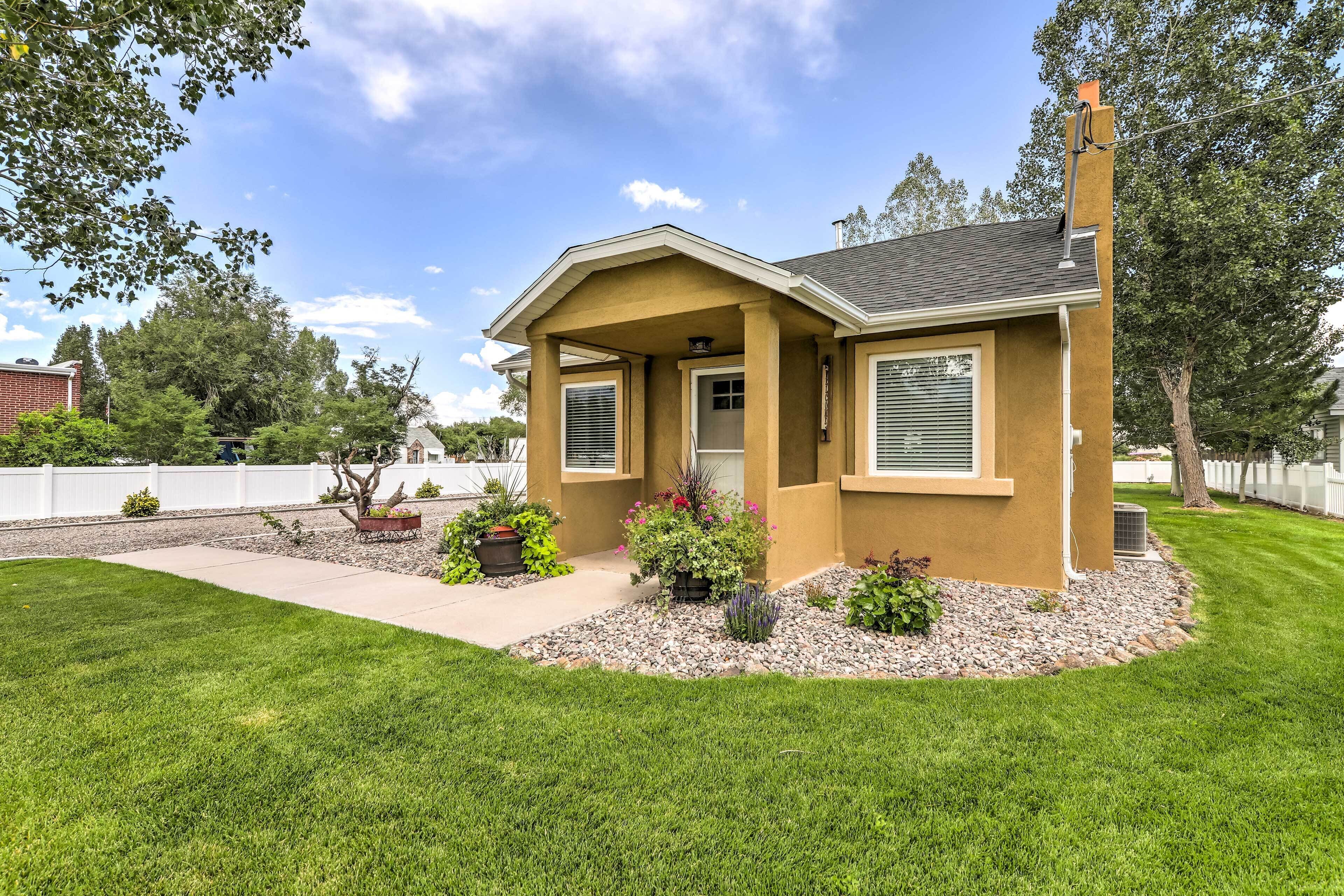 Cozy Farmhouse-style Cottage by Mighty 5 Ntl Parks