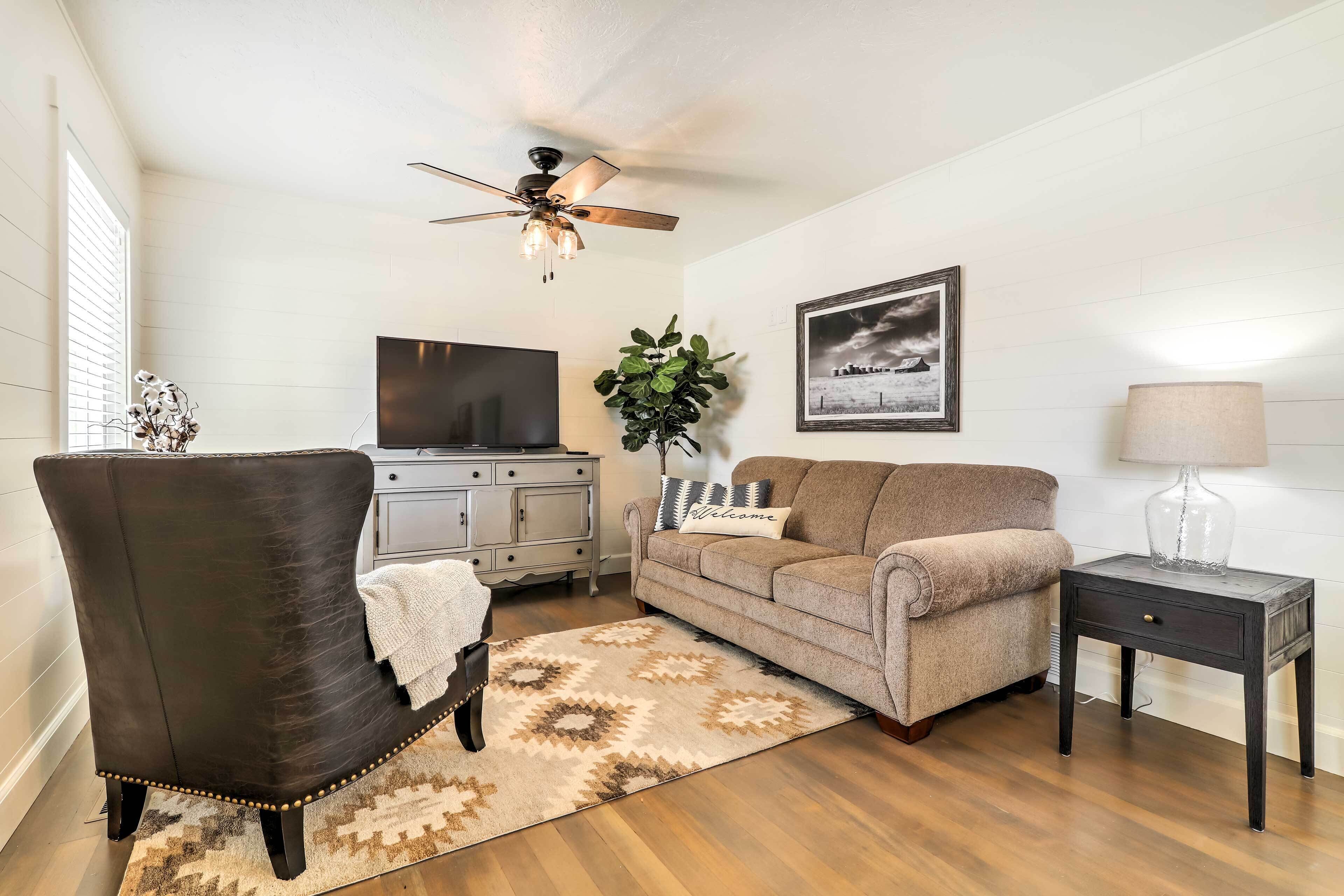 Cozy Farmhouse-style Cottage by Mighty 5 Ntl Parks