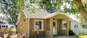 Cozy Farmhouse-style Cottage by Mighty 5 Ntl Parks
