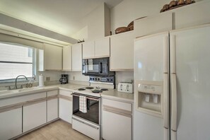 House (3 Bedrooms) | Interior - Canalfront Home w/ Private Dock - 5 Mi to Beaches! (Englewood)