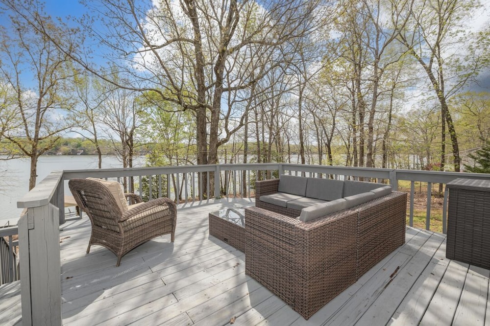 Heron Lodge on Main Lake! Freshly renovated | Stunning Views