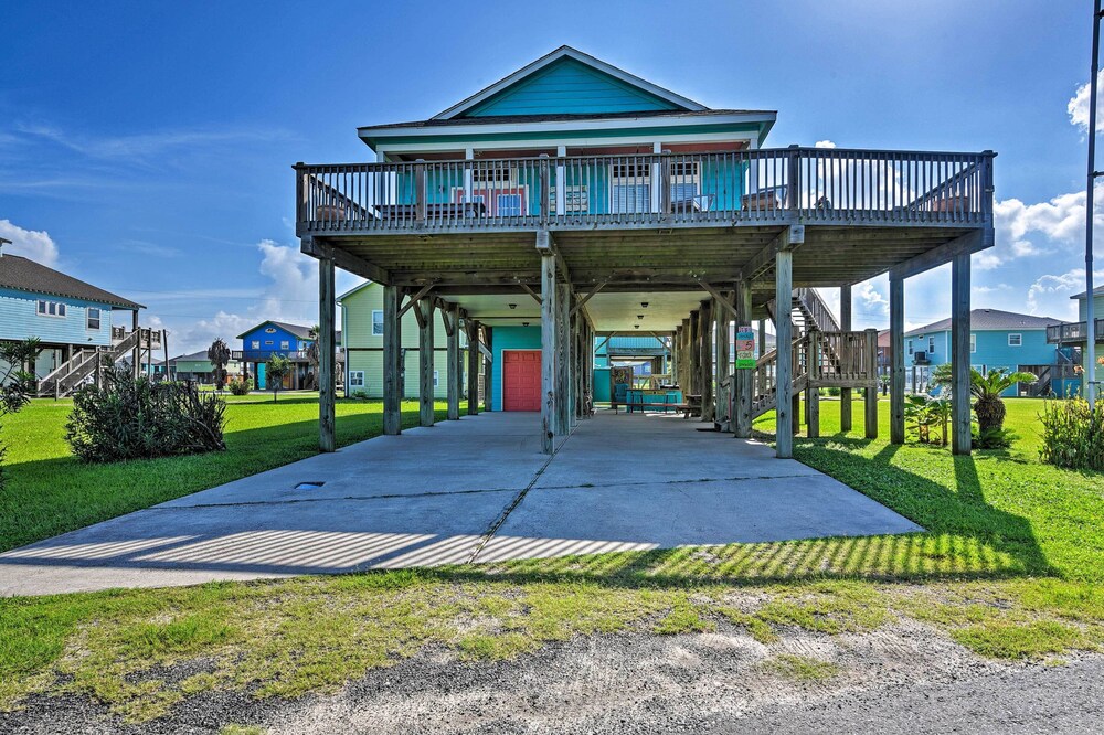 Coastal Home w/ Ocean Views - Walk to Beach!