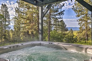 A hot tub with a view of a forest and mountains. - Private Cascade Cabin With Hot Tub & Fire Pit! (Cascade)