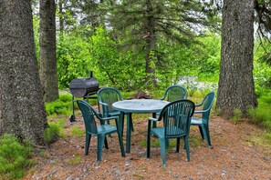 Apartment (0 Bedroom) | Interior - Seward Studio w/ Deck, Outdoor Dining & Mtn Views! (Seward)