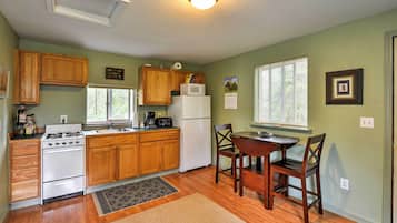 Apartment (0 Bedroom) | Dapur peribadi | Ketuhar gelombang mikro, ketuhar, dapur