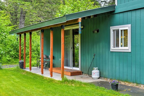 Seward Studio w/ Deck, Outdoor Dining & Mtn Views!